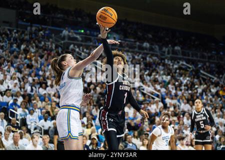 South Carolina Gamecocks Wache Maddy McDaniel (1) schießt gegen UCLA Bruins Wache Elina Aarnisalo (7) während eines NCAA Frauen Basketballspiels am Samstag Stockfoto