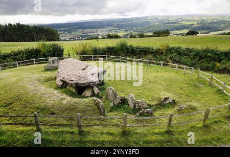 Arthurs Stone, Dorstone, Herefordshire, England. Prähistorisches neolithisches Kammergrab Dolmen Grabstätte. 3700-2799 V. CHR. Blick auf S. zum Golden Valley Stockfoto