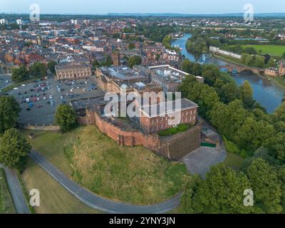 Aus der Vogelperspektive von Chester Castle: Agricola Tower und Burgmauern, Chester, Großbritannien. Stockfoto