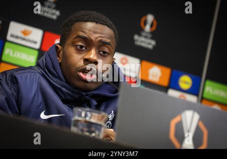 Enschede, Niederlande. November 2024. Die Union Noah Sadiki wurde während einer Pressekonferenz der belgischen Fußballmannschaft Royale Union Saint-Gilloise am Mittwoch, den 27. November 2024 in Enschede, Niederlande, aufgenommen. Morgen trifft die Union auf den niederländischen FC Twente am 5/8. Tag der Ligaperiode des Turniers der UEFA Europa League. BELGA PHOTO VIRGINIE LEFOUR Credit: Belga News Agency/Alamy Live News Stockfoto