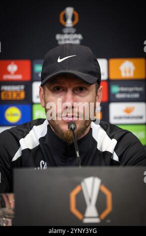 Enschede, Niederlande. November 2024. Der Cheftrainer der Union Sebastien Pocognoli wurde am Mittwoch, den 27. November 2024 in Enschede, Niederlande, während einer Pressekonferenz der belgischen Fußballmannschaft Royale Union Saint-Gilloise gezeigt. Morgen trifft die Union auf den niederländischen FC Twente am 5/8. Tag der Ligaperiode des Turniers der UEFA Europa League. BELGA PHOTO VIRGINIE LEFOUR Credit: Belga News Agency/Alamy Live News Stockfoto