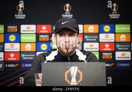 Enschede, Niederlande. November 2024. Der Cheftrainer der Union Sebastien Pocognoli wurde am Mittwoch, den 27. November 2024 in Enschede, Niederlande, während einer Pressekonferenz der belgischen Fußballmannschaft Royale Union Saint-Gilloise gezeigt. Morgen trifft die Union auf den niederländischen FC Twente am 5/8. Tag der Ligaperiode des Turniers der UEFA Europa League. BELGA PHOTO VIRGINIE LEFOUR Credit: Belga News Agency/Alamy Live News Stockfoto