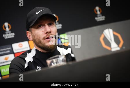 Enschede, Niederlande. November 2024. Der Cheftrainer der Union Sebastien Pocognoli wurde am Mittwoch, den 27. November 2024 in Enschede, Niederlande, während einer Pressekonferenz der belgischen Fußballmannschaft Royale Union Saint-Gilloise gezeigt. Morgen trifft die Union auf den niederländischen FC Twente am 5/8. Tag der Ligaperiode des Turniers der UEFA Europa League. BELGA PHOTO VIRGINIE LEFOUR Credit: Belga News Agency/Alamy Live News Stockfoto