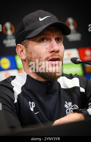 Enschede, Niederlande. November 2024. Der Cheftrainer der Union Sebastien Pocognoli wurde am Mittwoch, den 27. November 2024 in Enschede, Niederlande, während einer Pressekonferenz der belgischen Fußballmannschaft Royale Union Saint-Gilloise gezeigt. Morgen trifft die Union auf den niederländischen FC Twente am 5/8. Tag der Ligaperiode des Turniers der UEFA Europa League. BELGA PHOTO VIRGINIE LEFOUR Credit: Belga News Agency/Alamy Live News Stockfoto