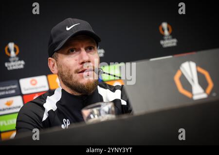 Enschede, Niederlande. November 2024. Der Cheftrainer der Union Sebastien Pocognoli wurde am Mittwoch, den 27. November 2024 in Enschede, Niederlande, während einer Pressekonferenz der belgischen Fußballmannschaft Royale Union Saint-Gilloise gezeigt. Morgen trifft die Union auf den niederländischen FC Twente am 5/8. Tag der Ligaperiode des Turniers der UEFA Europa League. BELGA PHOTO VIRGINIE LEFOUR Credit: Belga News Agency/Alamy Live News Stockfoto