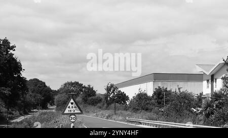 Gosport, Hampshire, England. 4. August 2024. Schwarz-weiß-Blick vom Eingang der BRT Road von Gosport nach Fareham. Stockfoto