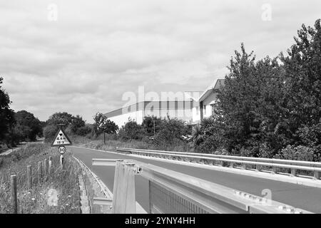 Gosport, Hampshire, England. 4. August 2024. Die Bus Rapid Transit Route nach Fareham in Schwarz-weiß mit Bäumen, Gebäuden und einem Wegweiser. Stockfoto