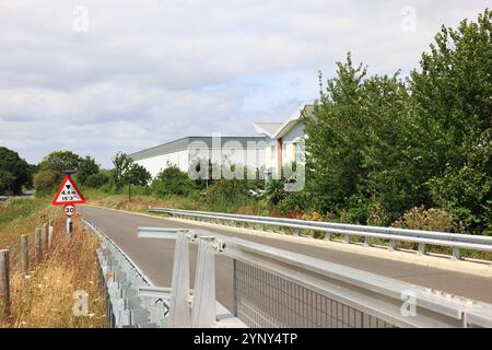 Gosport, Hampshire, England. 4. August 2024. Die Busspur nach Fareham, Bus Rapid Transit, mit benachbarten Gebäuden und Bäumen. Stockfoto