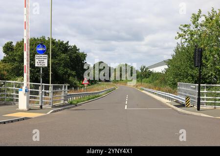 Gosport, Hampshire, England. 4. August 2024. Bus Rapid Transit Route auf dem Henry Court Way, gesehen von der Brücke auf der Rowner Road. Stockfoto