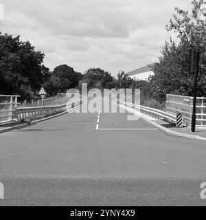 Gosport, Hampshire, England. 4. August 2024. Graustufen, quadratischer Rahmen, Henry Court Way, die BRT-Bus-Schnellstraße Stockfoto