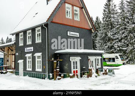 Winterwanderung zum Bahnhof Rennsteig im schneebedeckten Thüringer Wald - Schmiedefeld - Thüringen - Deutschland Stockfoto