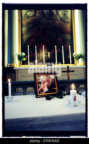 Fast tausend Menschen versammelten sich am Samstag in der Vimmerby Kirche in Vimmerby, Schweden, um das Gedenken an Astrid Lindgren zu ehren. Nach dem Urlaub gingen sie in einer Fackelprozession zu ihrem Kinderheim. Stockfoto