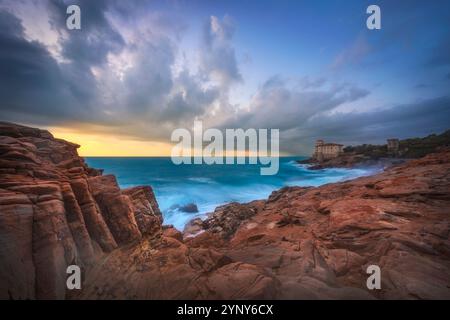Boccale Castle und die Sandsteinfelsen von Romito während eines Sturms bei Sonnenuntergang. Aufnahmen mit langer Belichtung. Livorno, Toskana, Italien, Europa Stockfoto