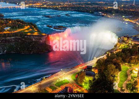 Von einem Turm in den Niagarafällen während einer Reise im Jahr 2013. Langbelichtung von Canon 6D mit 40 mm. Stockfoto