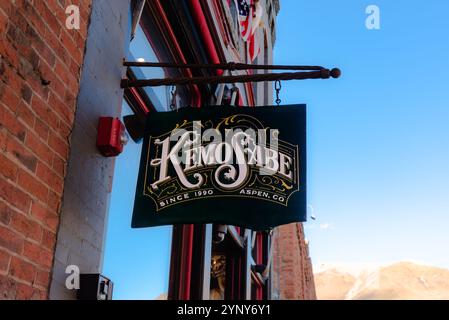 Schild an der Fassade von Kemo Sabe, einem High-End-Geschäft für westliche Kleidung, das 1990 in Aspen, Colorado, USA gegründet wurde. Stockfoto