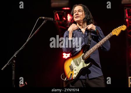 Fontaneto d'Agogna Italien. november 2024. Der amerikanische Blues-, Jazz- und Rockgitarrist ROBBEN FORD tritt live auf der Bühne auf Phänomen während der Dragon Tales Tour 2024 auf. Stockfoto