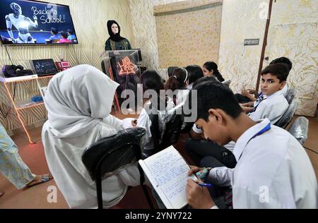 Die KI-betriebene Roboterlehrerin namens Anny unterstützt Schüler der 5. Klasse in Fächern wie Mathematik, Wissenschaft und Sprachen während ihrer Klasse an der renommierten Privatschule in Karachi am Mittwoch, den 27. November 2024. Eine Privatschule in Karachi hat einen KI-gestützten Lehrerroboter eingeführt, der erstmals die Fragen der Schüler schnell beantwortet und sie mit moderner Technik vertraut macht. Der Isphani Campus der Happy Palace School in Gulshan-e-Iqbal hat am 1. November ihre erste KI-Roboterlehrerin ernannt, offiziell Miss Anny genannt. Stockfoto