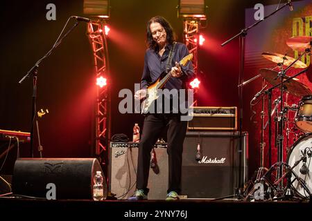 Fontaneto d'Agogna Italien. november 2024. Der amerikanische Blues-, Jazz- und Rockgitarrist ROBBEN FORD tritt live auf der Bühne auf Phänomen während der Dragon Tales Tour 2024 auf. Stockfoto