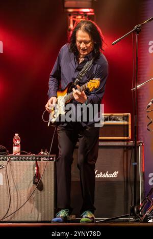 Fontaneto d'Agogna Italien. november 2024. Der amerikanische Blues-, Jazz- und Rockgitarrist ROBBEN FORD tritt live auf der Bühne auf Phänomen während der Dragon Tales Tour 2024 auf. Stockfoto