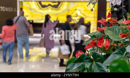 Dubai, VAE - 13. November 2024: JW Marriott Marquis Dubai Lobby-Empfangsbereich mit Touristen, die das luxuriöse Ambiente des höchsten Hotels der Welt präsentieren Stockfoto