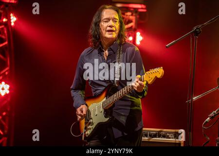 Fontaneto d'Agogna Italien. november 2024. Der amerikanische Blues-, Jazz- und Rockgitarrist ROBBEN FORD tritt live auf der Bühne auf Phänomen während der Dragon Tales Tour 2024 auf. Stockfoto