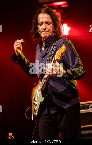 Fontaneto d'Agogna Italien. november 2024. Der amerikanische Blues-, Jazz- und Rockgitarrist ROBBEN FORD tritt live auf der Bühne auf Phänomen während der Dragon Tales Tour 2024 auf. Stockfoto