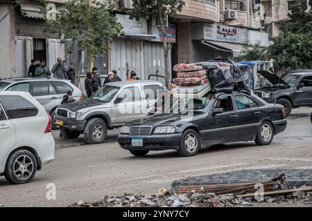 Beirut, Libanon. November 2024. Nach Inkrafttreten des Waffenstillstands kehren die Menschen nach Dahiyeh, dem Großraum Beirut, zurück. Ein von den USA vermittelter Waffenstillstand zwischen Israel und der Hisbollah trat am 27. November 2024 um 4 Uhr Ortszeit in Kraft. Quelle: SOPA Images Limited/Alamy Live News Stockfoto