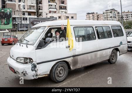 Beirut, Libanon. November 2024. Nach Inkrafttreten des Waffenstillstands kehren die Menschen nach Dahiyeh, dem Großraum Beirut, zurück. Ein von den USA vermittelter Waffenstillstand zwischen Israel und der Hisbollah trat am 27. November 2024 um 4 Uhr Ortszeit in Kraft. Quelle: SOPA Images Limited/Alamy Live News Stockfoto