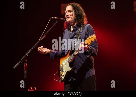 Fontaneto d'Agogna Italien. november 2024. Der amerikanische Blues-, Jazz- und Rockgitarrist ROBBEN FORD tritt live auf der Bühne auf Phänomen während der Dragon Tales Tour 2024 auf. Stockfoto