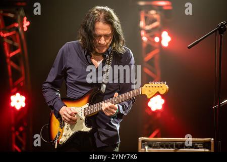 Fontaneto d'Agogna Italien. november 2024. Der amerikanische Blues-, Jazz- und Rockgitarrist ROBBEN FORD tritt live auf der Bühne auf Phänomen während der Dragon Tales Tour 2024 auf. Stockfoto