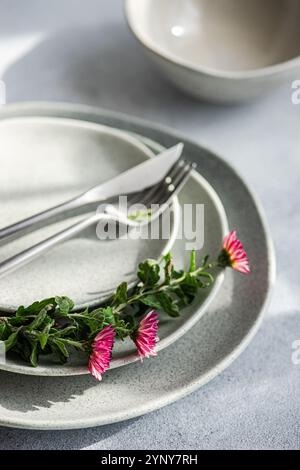 Nahaufnahme eines Herbstplatzes auf einem Tisch mit rosa Asterblumen in voller Blüte Stockfoto
