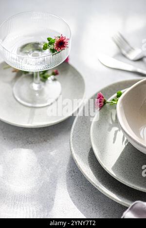 Nahaufnahme eines Herbstplatzes auf einem Tisch mit rosa Asterblumen in voller Blüte Stockfoto