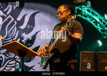 Fontaneto d'Agogna Italien. november 2024. Der amerikanische Blues-, Jazz- und Rockgitarrist ROBBEN FORD tritt live auf der Bühne auf Phänomen während der Dragon Tales Tour 2024 auf. Stockfoto