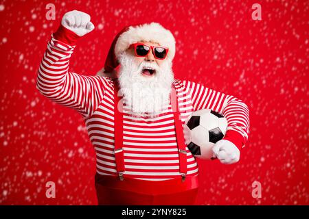 Portrait von seinem er schön schön attraktiv fröhlich fröhlich froh Fat Übergewicht Santa Großvater Fußball spielen mit Spaß isoliert über Hell Stockfoto