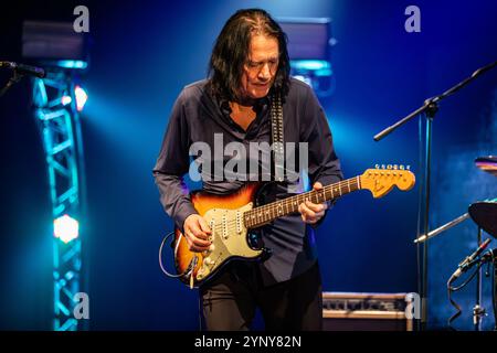 Fontaneto d'Agogna Italien. november 2024. Der amerikanische Blues-, Jazz- und Rockgitarrist ROBBEN FORD tritt live auf der Bühne auf Phänomen während der Dragon Tales Tour 2024 auf. Stockfoto