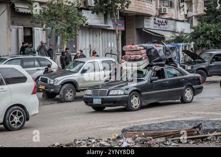 Beirut, Libanon. November 2024. Nach Inkrafttreten des Waffenstillstands kehren die Menschen nach Dahiyeh, dem Großraum Beirut, zurück. Ein von den USA vermittelter Waffenstillstand zwischen Israel und der Hisbollah trat am 27. November 2024 um 4 Uhr Ortszeit in Kraft. (Foto: Sally Hayden/SOPA Images/SIPA USA) Credit: SIPA USA/Alamy Live News Stockfoto