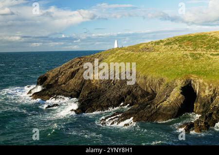 Porthgain Harbour, Pembrokeshire, Wales. Weißer Eingang zum Hafen auf einer Klippe bei Porthgain East am Pembrokeshire Coast Path Stockfoto