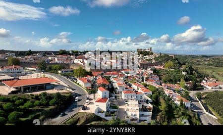 4 km aus der Vogelperspektive auf traditionelle Häuser und Schloss mit Festungsmauern in Obidos, Leiria, Portugal. Stockfoto