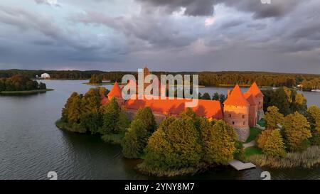 Blick aus der Vogelperspektive auf ein majestätisches Schloss auf einer Insel an einem ruhigen See. Schloss Trakai im See Galve in Litauen Stockfoto