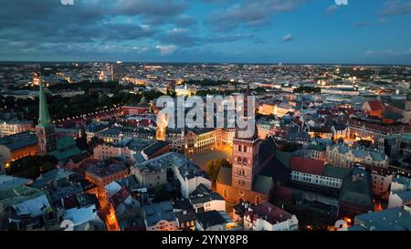 Aus der Vogelperspektive auf die Altstadt von Riga bei Sonnenuntergang in Lettland. Stockfoto