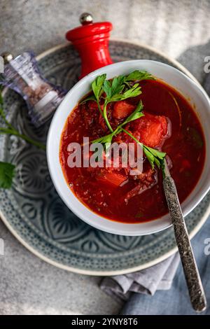 Blick von oben auf eine Schüssel mit traditioneller ukrainischer Rote-Bete-Suppe (Borscht) mit frischem hausgemachtem Brot Stockfoto