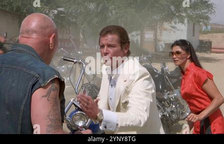 DIE KANONENKUGEL LIEFERTE 19981 den 20th Century Fox Film mit Roger Moore in weiß als Seymour Goldfarb Jr. und Robert Tessier Stockfoto