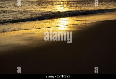Am Meer bei Sonnenuntergang. Sonnenreflexionen auf dem Wasser. Tropische Urlaubslandschaft. Stockfoto