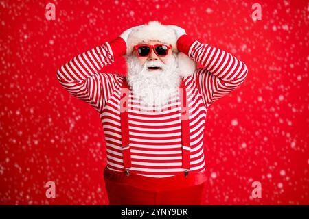 Portrait von seinem er schön attraktiv fröhlich fröhlich staunen Grauhaarige Santa mit Spaß festal Party Anlass Schnäppchen Reaktion isoliert Vorbei Stockfoto