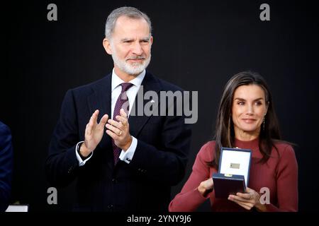 Sevilla, Andalusien, Spanien. November 2024. KÖNIG FELIPE VI. Von Spanien, KÖNIGIN LETIZIA von Spanien, nimmt an der Übergabe der Gold-Verdienstmedaillen für schöne Künste 2023 im Kulturzentrum „Real Fabrica de Artilleria“ Teil. (Kreditbild: © Jack Abuin/ZUMA Press Wire) NUR REDAKTIONELLE VERWENDUNG! Nicht für kommerzielle ZWECKE! Stockfoto