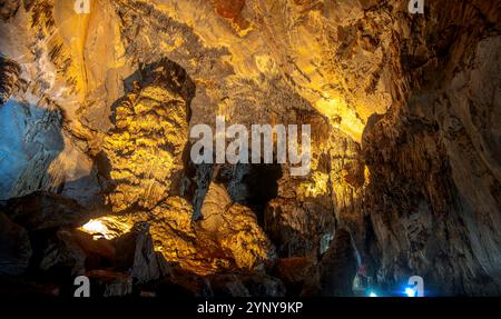 Besucher bestaunen die atemberaubenden Felsformationen und beleuchteten Höhlen im Nationalpark Grutas de Cacahuamilpa. Die einzigartigen geologischen Merkmale, c Stockfoto