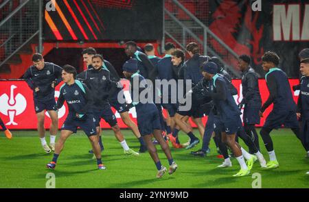 Enschede, Niederlande. November 2024. Die Spieler der Union wurden am Mittwoch, den 27. November 2024, in Enschede, Niederlande, während eines Trainings der belgischen Fußballmannschaft Royale Union Saint-Gilloise in Enschede gezeigt. Morgen trifft die Union auf den niederländischen FC Twente am 5/8. Tag der Ligaperiode des Turniers der UEFA Europa League. BELGA PHOTO VIRGINIE LEFOUR Credit: Belga News Agency/Alamy Live News Stockfoto