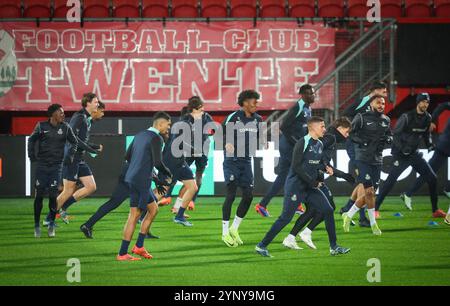 Enschede, Niederlande. November 2024. Die Spieler der Union wurden am Mittwoch, den 27. November 2024, in Enschede, Niederlande, während eines Trainings der belgischen Fußballmannschaft Royale Union Saint-Gilloise in Enschede gezeigt. Morgen trifft die Union auf den niederländischen FC Twente am 5/8. Tag der Ligaperiode des Turniers der UEFA Europa League. BELGA PHOTO VIRGINIE LEFOUR Credit: Belga News Agency/Alamy Live News Stockfoto