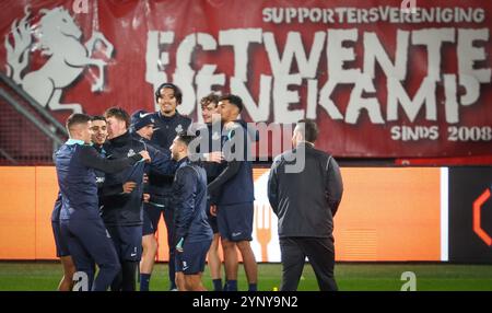 Enschede, Niederlande. November 2024. Die Spieler der Union wurden am Mittwoch, den 27. November 2024, in Enschede, Niederlande, während eines Trainings der belgischen Fußballmannschaft Royale Union Saint-Gilloise in Enschede gezeigt. Morgen trifft die Union auf den niederländischen FC Twente am 5/8. Tag der Ligaperiode des Turniers der UEFA Europa League. BELGA PHOTO VIRGINIE LEFOUR Credit: Belga News Agency/Alamy Live News Stockfoto