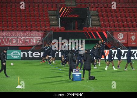 Enschede, Niederlande. November 2024. Die Spieler der Union wurden am Mittwoch, den 27. November 2024, in Enschede, Niederlande, während eines Trainings der belgischen Fußballmannschaft Royale Union Saint-Gilloise in Enschede gezeigt. Morgen trifft die Union auf den niederländischen FC Twente am 5/8. Tag der Ligaperiode des Turniers der UEFA Europa League. BELGA PHOTO VIRGINIE LEFOUR Credit: Belga News Agency/Alamy Live News Stockfoto